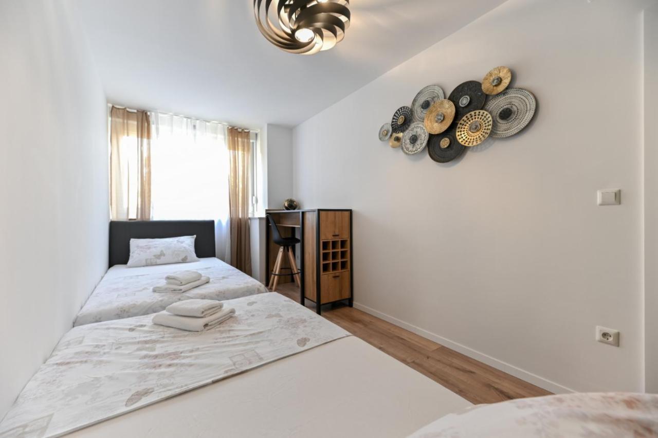 Newly Renovated Luce Apartment *